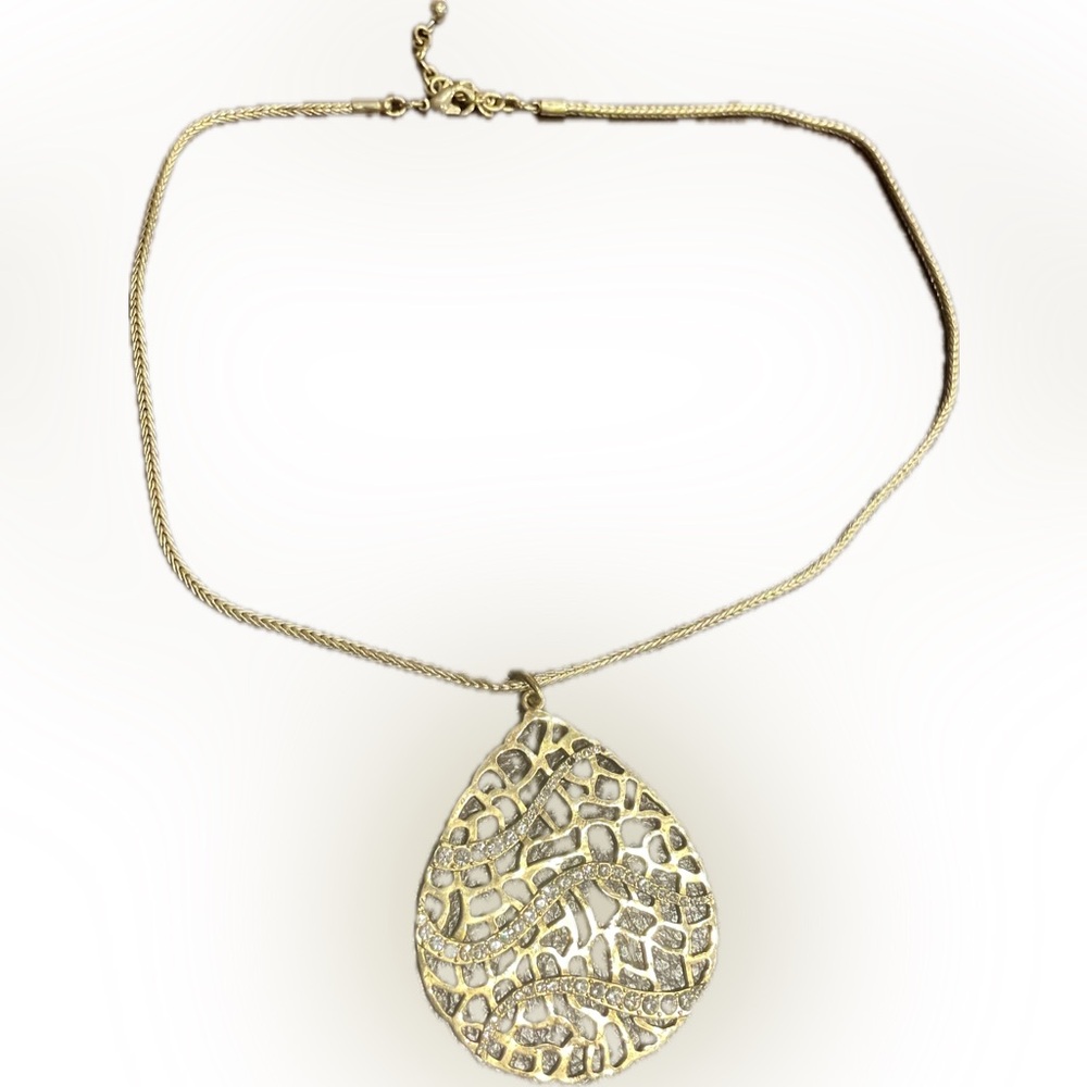 Elegant Gold Pendant Necklace